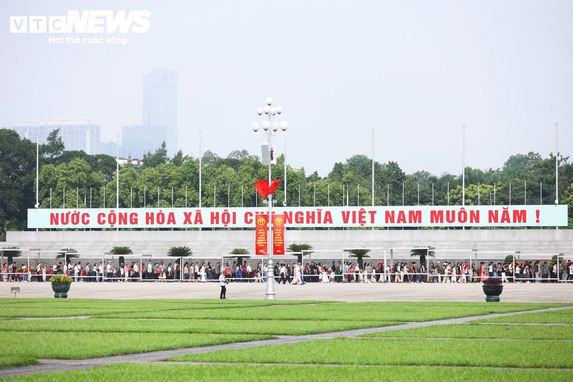 Thiếu nữ diện áo dài 'check-in' Quảng trường Ba Đình dịp 2/9 - 11