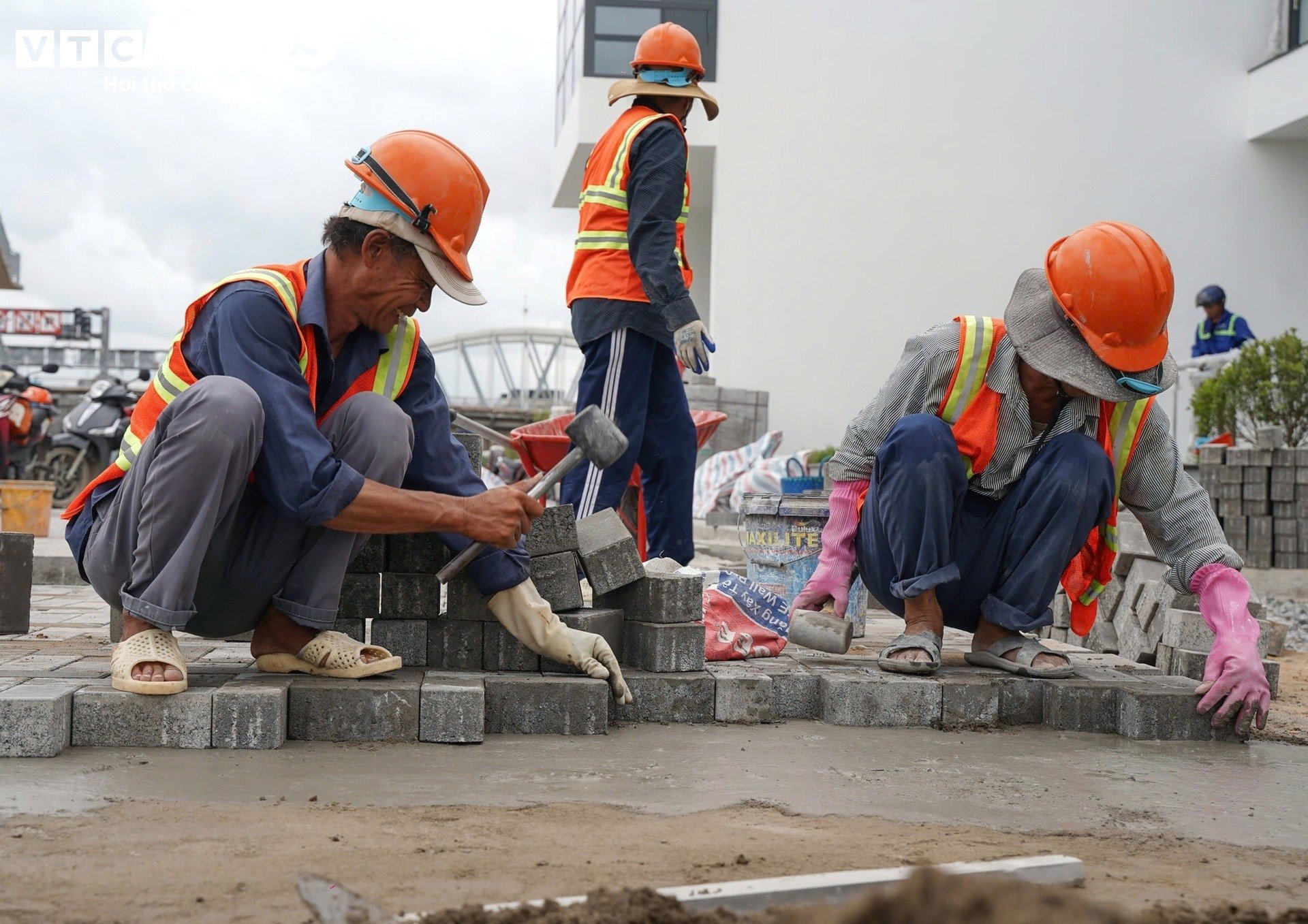 Tấp nập thi công xuyên lễ tại siêu dự án ngăn triều 10.000 tỷ ở TP.HCM - 8