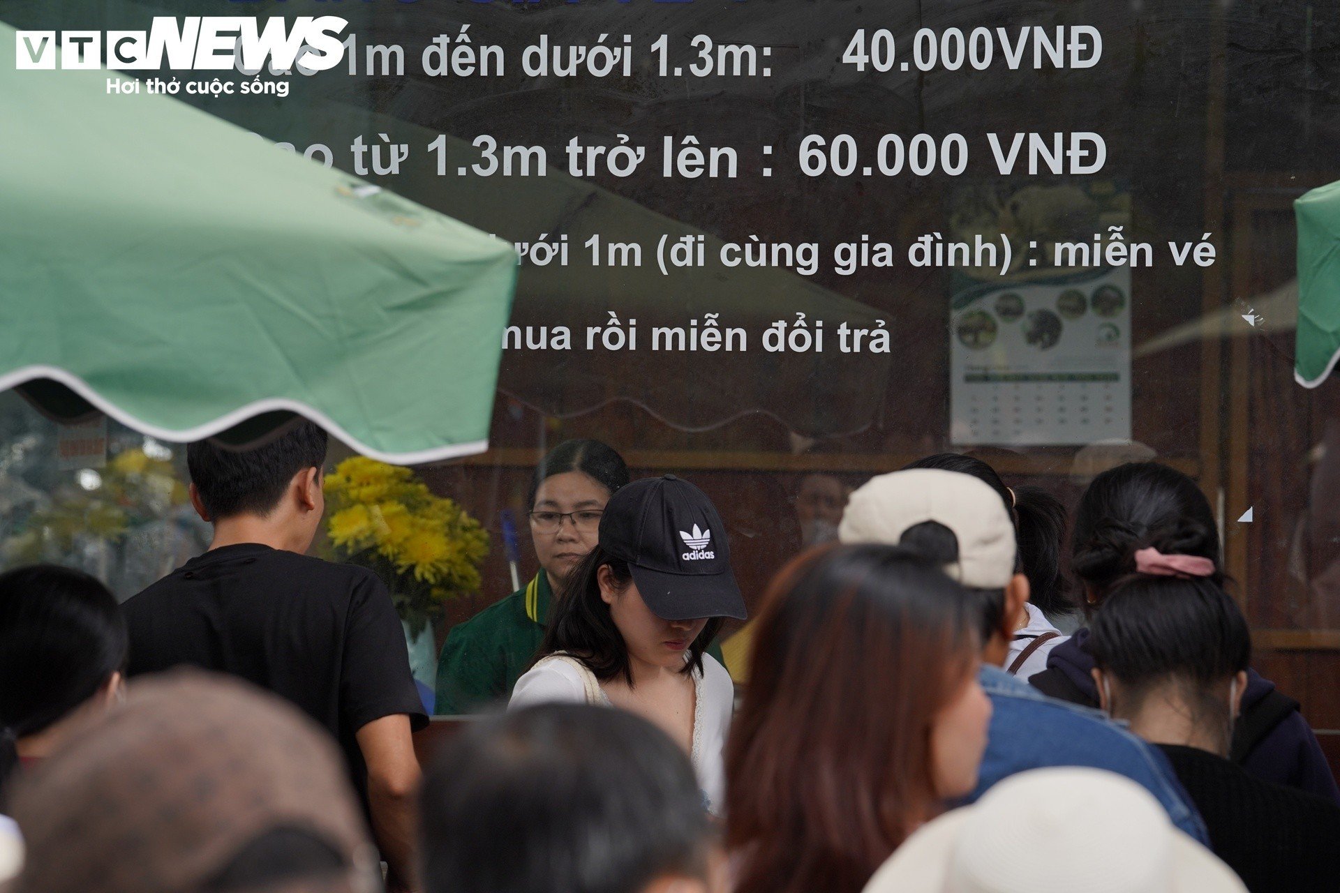 Ngày thứ 2 kỳ nghỉ lễ 2/9, khách tham quan các điểm vui chơi ở TP.HCM ra sao? - 3