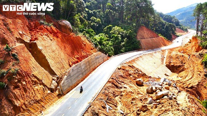 Sau thời gian ngắn khánh thành và đưa vào hoạt động, đường ĐT722 (Lâm Đồng) nối Đà Lạt và Buôn Mê Thuột xuất hiện hàng chục điểm sạt lở lớn khiến người đi đường lo sợ mỗi khi mưa gió xuất hiện.