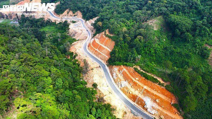 Đường ĐT722 dài khoảng 19km, một số vị trí taluy cao gần 20m bị nước mưa xói lở, tạo thành hàm ếch; nhiều đoạn khác bị nước bào mòn, đất đá nằm chơi vơi.