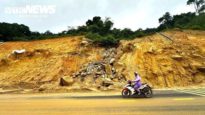 Một điểm sạt lở vừa xuất hiện khi có mưa kéo dài tại đường ĐT722.