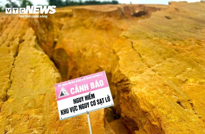 Ông Khổng Hữu Kiên, Chủ tịch UBND xã Đam Rông 4 cho biết xã đã cắm các biển cảnh báo tại những điểm sạt lở trên đường này và khuyến cáo người dân đi lại cẩn thận, hạn chế di chuyển qua đường này khi mưa lớn xuất hiện để đảm bảo an toàn.