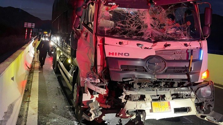 Hiện trường vụ tai nạn trên cao tốc Nha Trang - Cam Lâm rạng sáng 30/8.