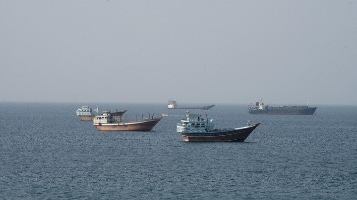Tàu thuyền gần eo biển Hormuz. (Ảnh: Reuters)