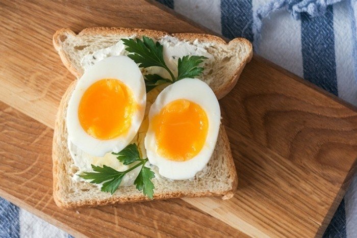 Trứng là nguồn protein quen thuộc, dễ chế biến và phù hợp với bữa sáng. (Ảnh minh hoạ)