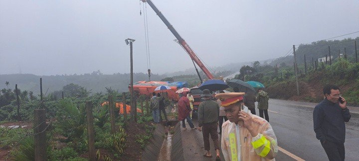 Xe cẩu được huy động đến hiện trường (ảnh: Chí Dũng)