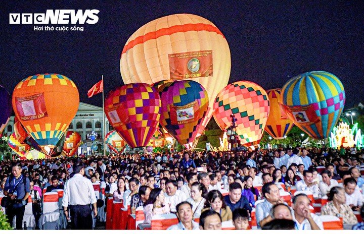Ngày hội Khinh khí cầu tỉnh Cà Mau lần thứ nhất diễn ra tại Quảng trường Hùng Vương, phường Bạc Liêu, tỉnh Cà Mau. (Ảnh: Duy Khang.)