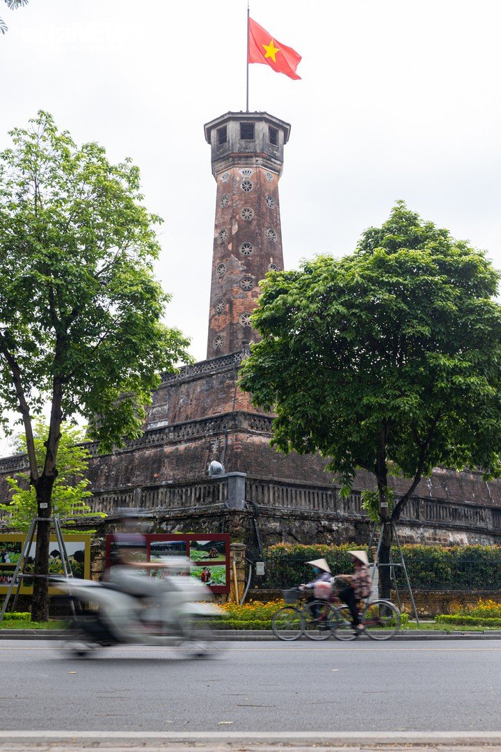 Thời tiết Hà Nội những ngày này mát mẻ, tạnh ráo, thuận lợi để người dân ra đường đi dạo, vui chơi tận hưởng kỳ nghỉ lễ.