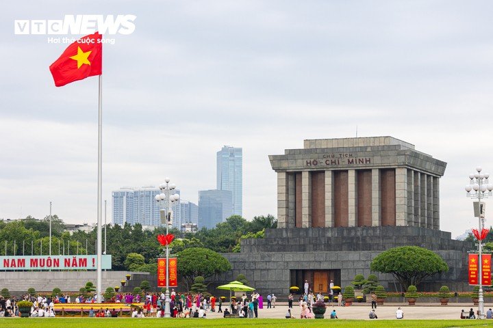 Sáng sớm 31/8, nhiều người dân và du khách đến khu vực Lăng Chủ tịch Hồ Chí Minh để vui chơi, tham quan và chụp ảnh. Không khí tại đây nhộn nhịp nhưng vẫn giữ nét trang nghiêm, nhiều người tranh thủ ghi lại khoảnh khắc bên những tuyến phố ngập sắc cờ đỏ.