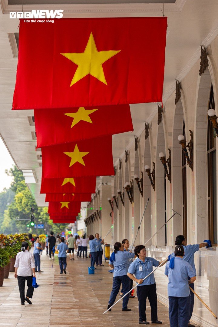Ở khu vực Tràng Tiền Plaza, khi phố phường còn vắng vẻ, các nhân viên vệ sinh đã bắt đầu công việc thường ngày, góp phần giữ gìn diện mạo sạch đẹp cho Thủ đô trong dịp lễ.