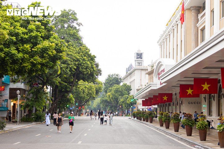Người dân đến phố đi bộ quanh Hồ Hoàn Kiếm từ sáng sớm để tận hưởng không khí bình yên.