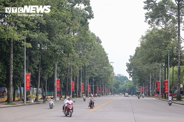 Giữa sắc đỏ của cờ hoa, phố phường Hà Nội thêm phần tươi sáng, nhưng vẫn giữ nguyên nét cổ kính, bình dị vốn có của Thủ đô.