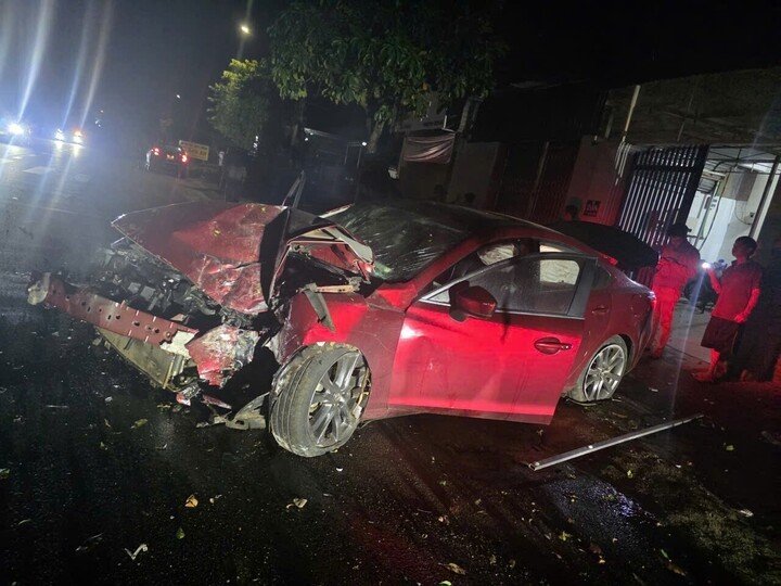 Chiếc xe vỡ nát sau vụ tông sập cổng nhà dân.