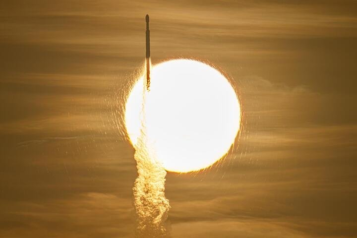 Tên lửa Falcon Heavy của SpaceX mang theo Kính viễn vọng Nancy Grace Roman của NASA khi bay ngang qua Mặt trời trong quá trình phóng từ Tổ hợp Phóng 39A, Trung tâm Vũ trụ Kennedy, Florida. (Ảnh: NASA)