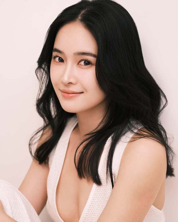 Sau “Áo lụa Hà Đông”, diễn viên sinh năm 1991 được đạo diễn Lưu Huỳnh chọn vào vai nữ chính - Trinh trong “Huyền thoại bất tử” (2009). Thời điểm này, cô được kỳ vọng là gương mặt trẻ triển vọng của điện ảnh Việt.