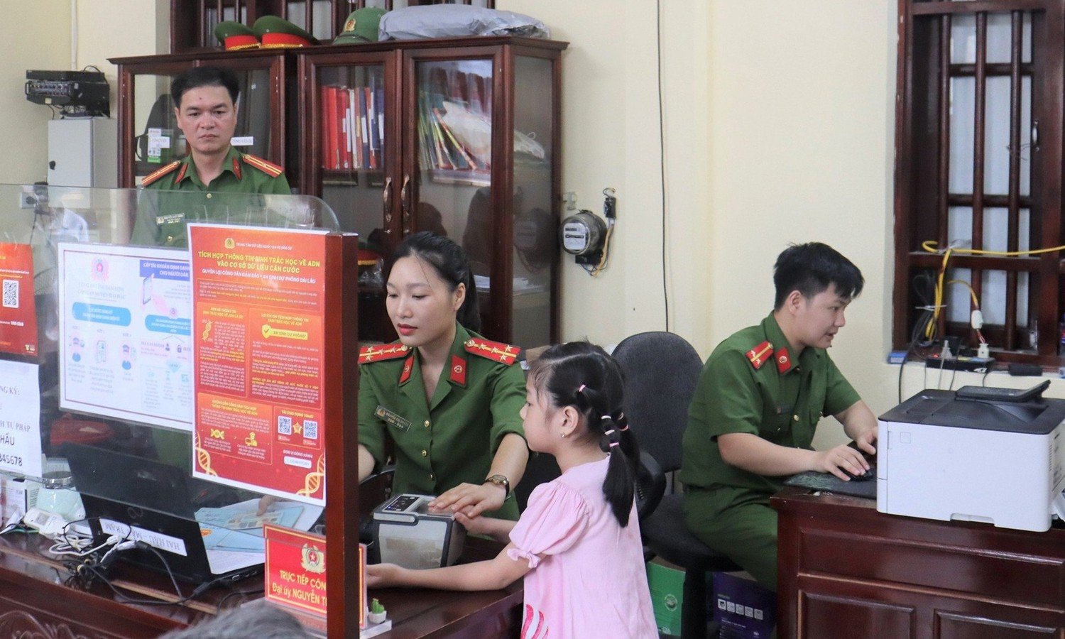 Công an thu thập thông tin cấp thẻ căn cước cho trẻ em.