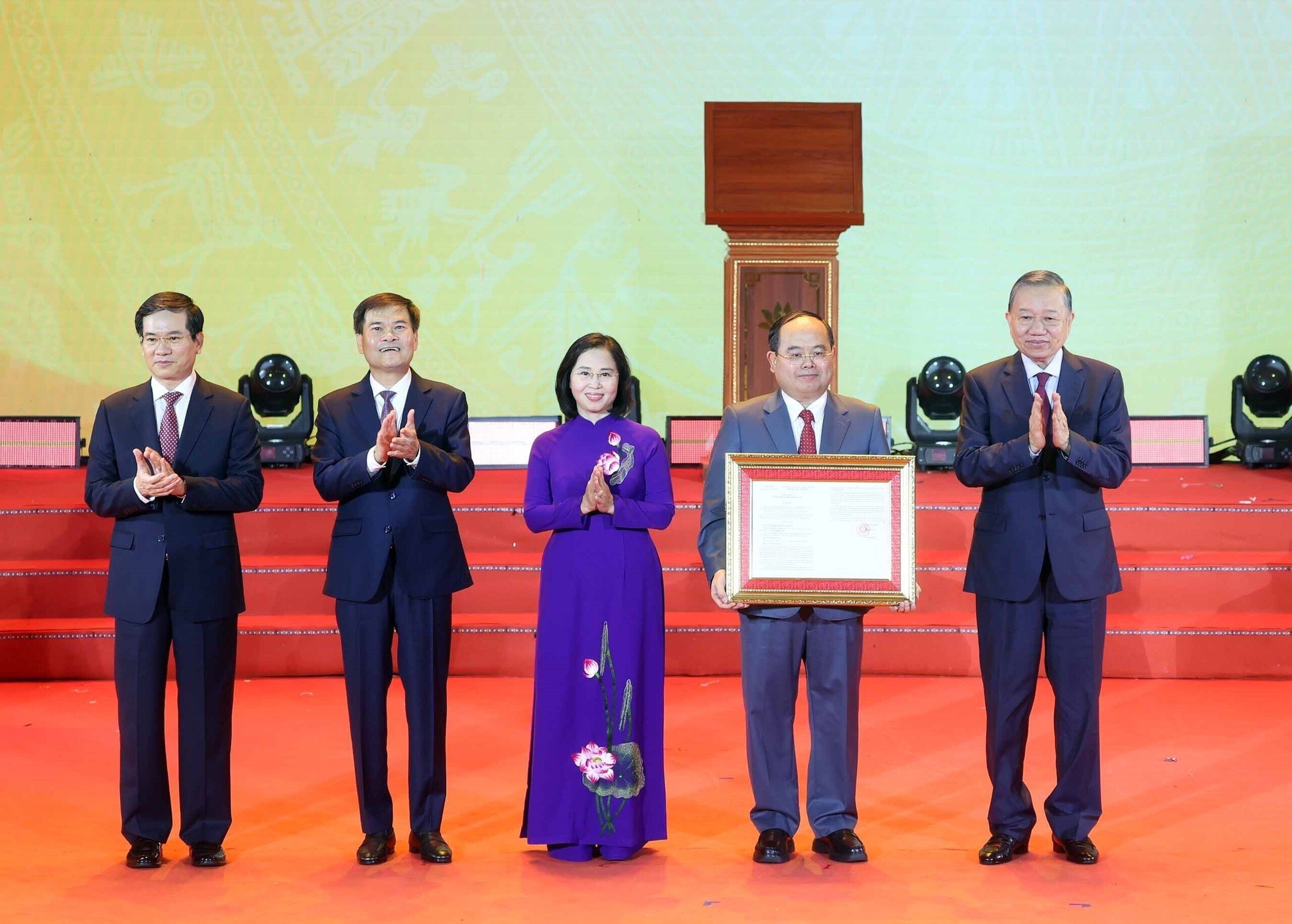 Tổng Bí thư, Chủ tịch nước Tô Lâm trao Nghị quyết của Quốc hội về việc thành lập thành phố Quảng Ninh, hôm 28/8. (Ảnh: TTXVN)