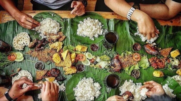 Ăn bốc còn mang ý nghĩa gắn kết xã hội tại Indonesia. (Ảnh: iStock)