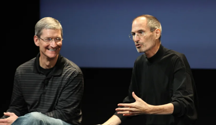 Steve Jobs, khi đó là CEO của Apple (bên phải) và Tim Cook khi còn là Giám đốc vận hanh COO của công ty, trong buổi thảo luận tại trụ sở chính của Apple ở Cupertino, California, Mỹ, ngày 16/7/2010. (Ảnh: Getty Images)