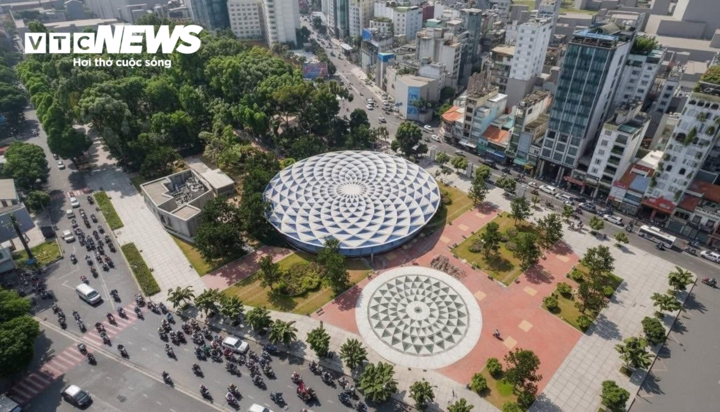 Nhà ga Bến Thành có diện tích tầng sảnh chính khoảng 4,5 ha, với thiết kế có điểm nhấn một giếng trời hình hoa sen cao 6m, tạo không gian mở. (Ảnh: Q. Nguyễn)