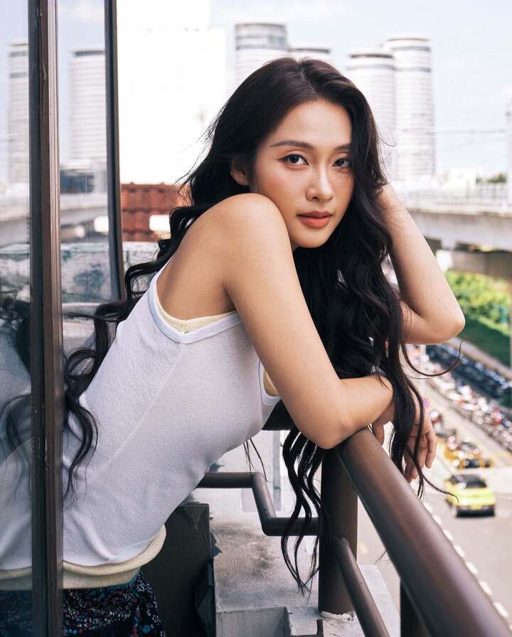 Trước khi công khai chuyện tình với Nhan Phúc Vinh, Khả Ngân được biết đến là một gương mặt quen thuộc trên màn ảnh. Cô sinh năm 1997 tại TP.HCM. Trước khi theo đuổi diễn xuất, cô được biết đến với hình ảnh một “hot girl boxing”.