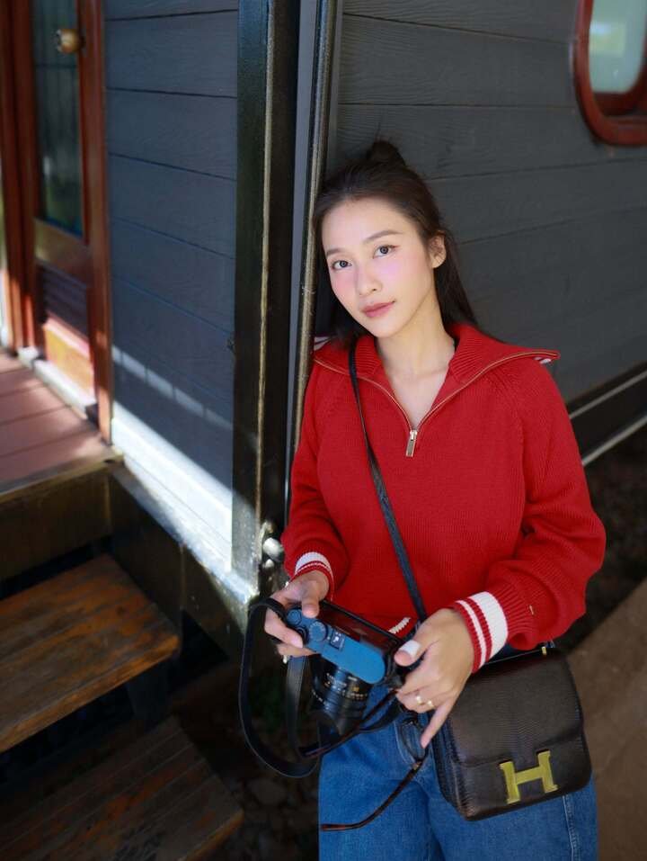 Ngoài những bộ váy cầu kỳ, Khả Ngân cũng thường xuất hiện với trang phục đời thường đơn giản.