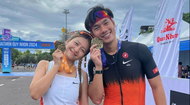 Nữ diễn viên từng tham gia các giải chạy. Năm 2024, cô và Nhan Phúc Vinh cùng góp mặt tại VnExpress Marathon Quy Nhơn. Khi đó, hình ảnh hai người cùng xuất hiện trong một hoạt động thể thao chưa khiến công chúng đặc biệt chú ý. Sau khi mối quan hệ được công khai, khoảnh khắc này được khán giả tìm lại.