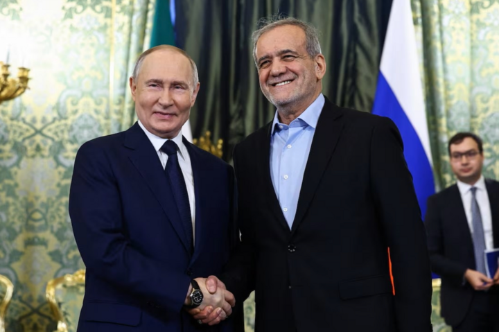 Tổng thống Nga Vladimir Putin và Tổng thống Iran Masoud Pezeshkian. (Ảnh: Reuters)