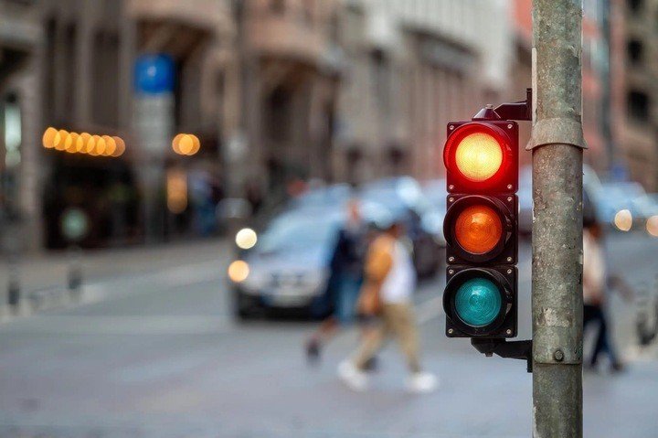Đèn giao thông trên thế giới đều có 3 màu xanh, vàng, đỏ. (Ảnh: iStock)