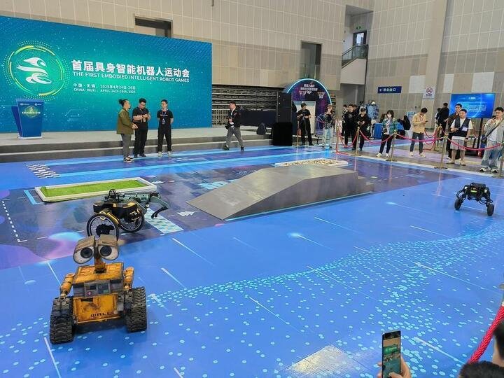 Robot thể hiện khả năng tránh chướng ngại vật trong cuộc thi chạy việt dã. (Ảnh: Tân Hoa Xã)