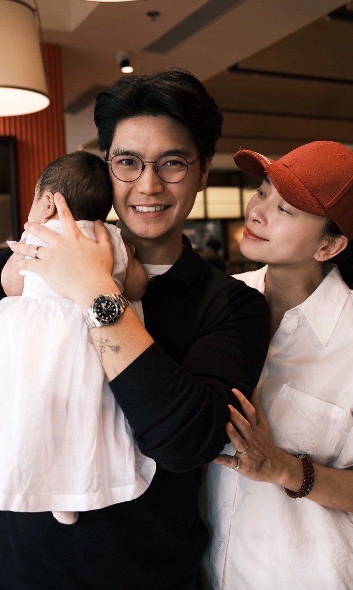 Vợ chồng Ngô Thanh Vân bên con gái Gạo sau khi gia đình đón thành viên mới.