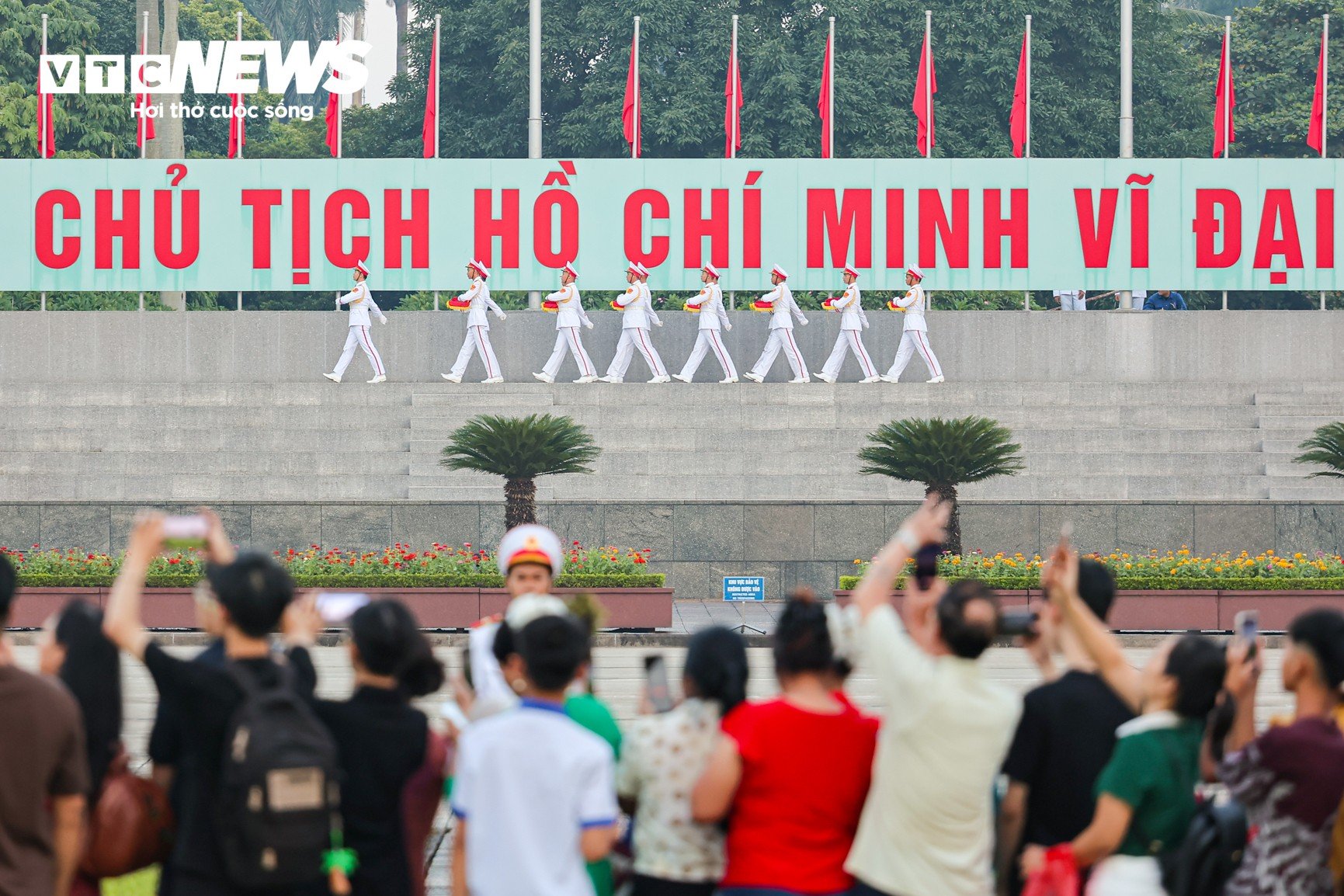 Nghìn người đến Quảng trường Ba Đình từ 4h dự Lễ Thượng cờ ngày Quốc Khánh - 6
