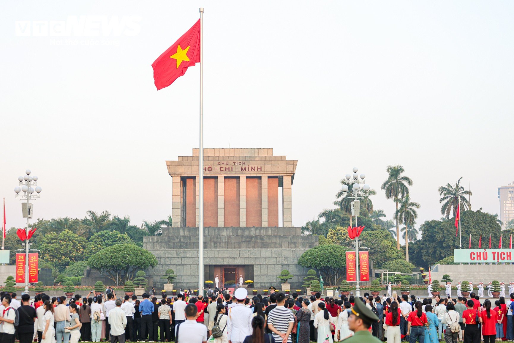 Nghìn người đến Quảng trường Ba Đình từ 4h dự Lễ Thượng cờ ngày Quốc Khánh - 11