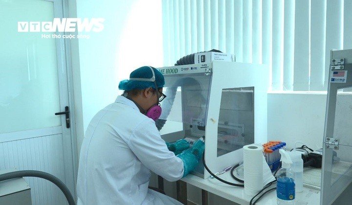 Giám định viên thực hiện công việc chuyên môn tại phòng cắt, Trung tâm giám định ADN.