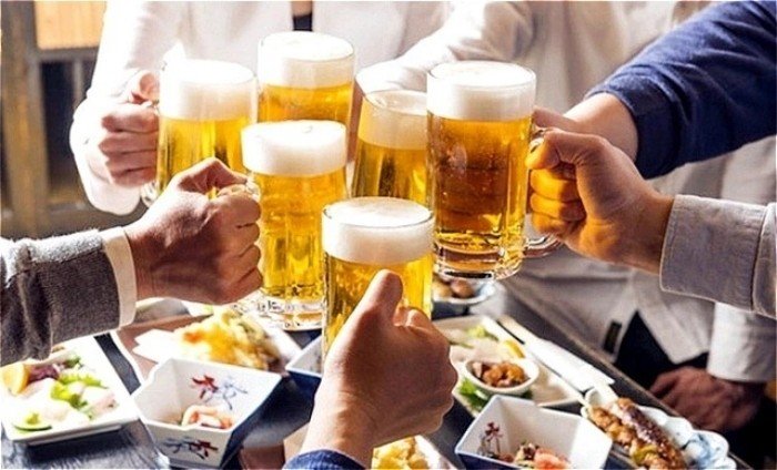 Trong các buổi liên hoan, nhiều người có xu hướng uống rượu bia nhiều hơn thường ngày. (Ảnh minh hoạ)