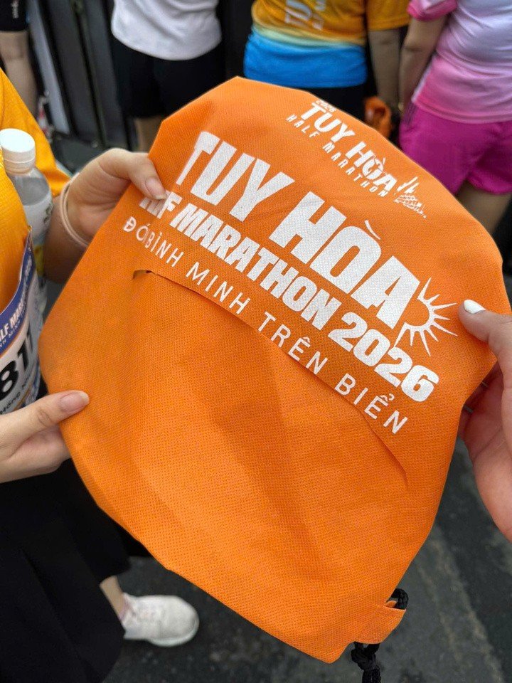 Vết rạch trên túi dây rút của VĐV.