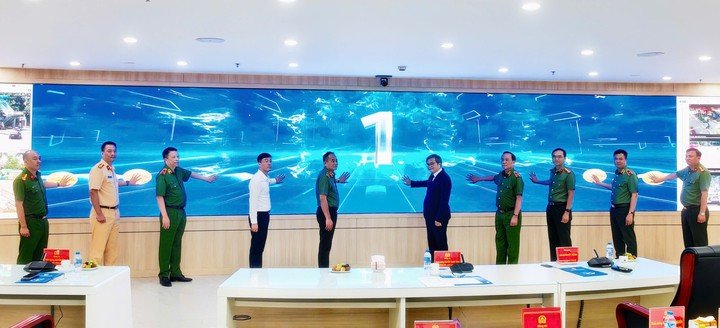 Các đại biểu thực hiện nghi thức Lễ ra mắt, giới thiệu dây chuyền sản xuất thiết bị báo cháy không dây; thí điểm ứng dụng Cảnh sát Hà Nội thông minh (Hanoi Smart Police) và triển khai giai đoạn 2 giải pháp UAV giám sát an ninh trật tự.