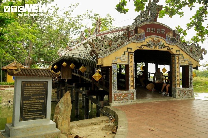 Theo các tài liệu còn lưu lại, cầu ngói Thanh Toàn được xây dựng vào năm 1776 được chia với 7 gian nhà truyền thống, trong đó gian giữa được thiết kế rộng nhất và ở đó cũng là nơi đặt bàn thờ để thờ.