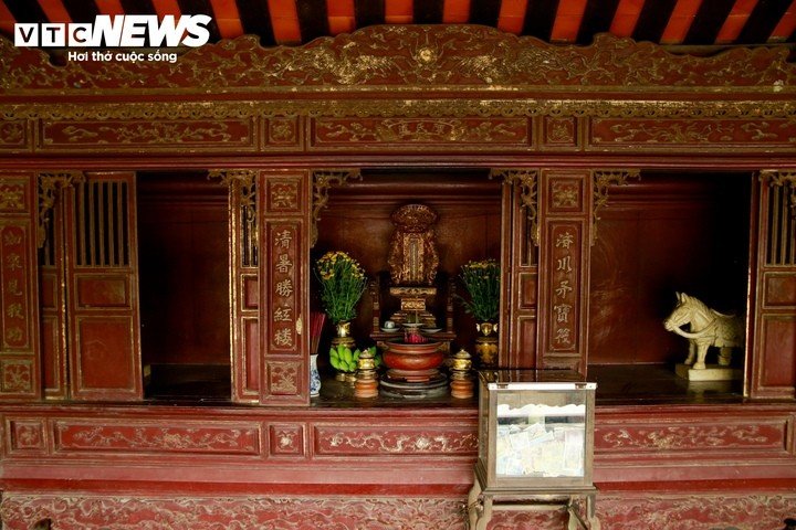 Năm 1925, vua Khải Ðịnh cũng ban sắc phong trần cho bà Trần Thị Đạo là Dực Bảo Trung Hưng Linh phò và lệnh cho dân lập bàn thờ ngay trên cầu để thờ cúng. Hiện nay gian giữa và cũng là gian lớn nhất trên cầu ngói Thanh Toàn là nơi đặt bài vị thờ bà Trần Thị Đạo.