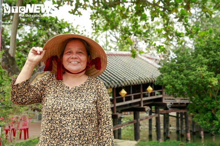 Bà Nguyễn Thị Kình (67 tuổi) cho hay, cầu từ trước đến nay chỉ để người dân đi bộ qua lại và nghỉ mát trên cầu, chứ không được chạy xe lên.