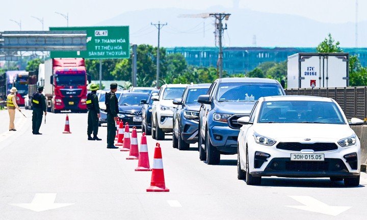 Lực lượng chức năng ứng trực bảo đảm giao thông thông suốt trong kỳ nghỉ lễ.