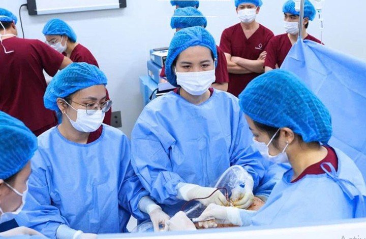 TS. BS Nguyễn Thị Sim cùng đội ngũ ekip bác sĩ Y học Bào thai thực hiện truyền máu cuống rốn thai nhi.