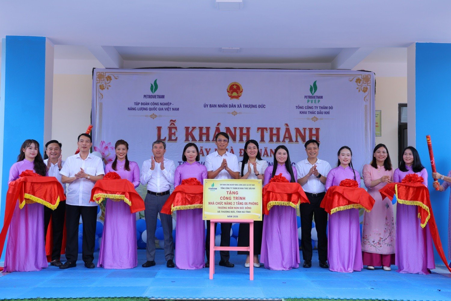 Bà Nguyễn Thị Việt Hà - Phó Chủ tịch HĐND tỉnh Hà Tĩnh, ông Trần Hồng Nam - Thành viên HĐTV PETROVIETNAM cùng các đại biểu thực hiện nghi lễ cắt băng khánh thành công trình