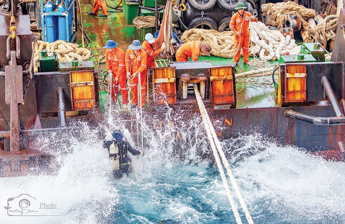 Người lao động Vietsovpetro làm việc trên giàn khoan (ảnh: Trường Sơn).