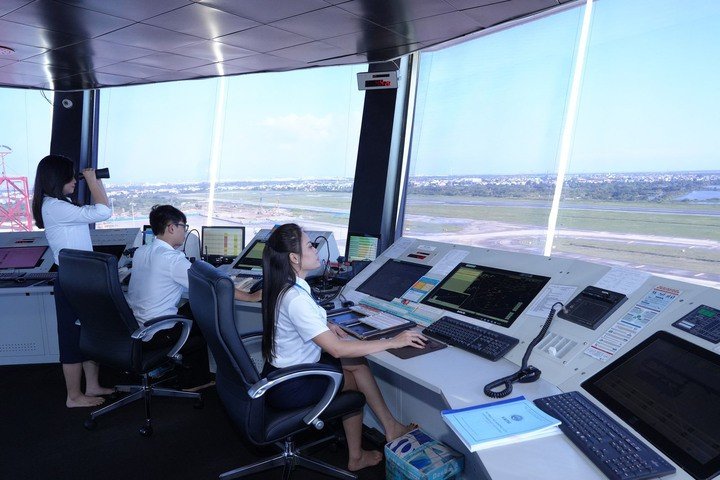 Kíp trực tại Đài Kiểm soát Cát Bi tập trung theo dõi, điều hành hoạt động bay trong tình huống phát hiện vật thể bay nghi UAV gần khu vực sân bay. (Ảnh: VATM)