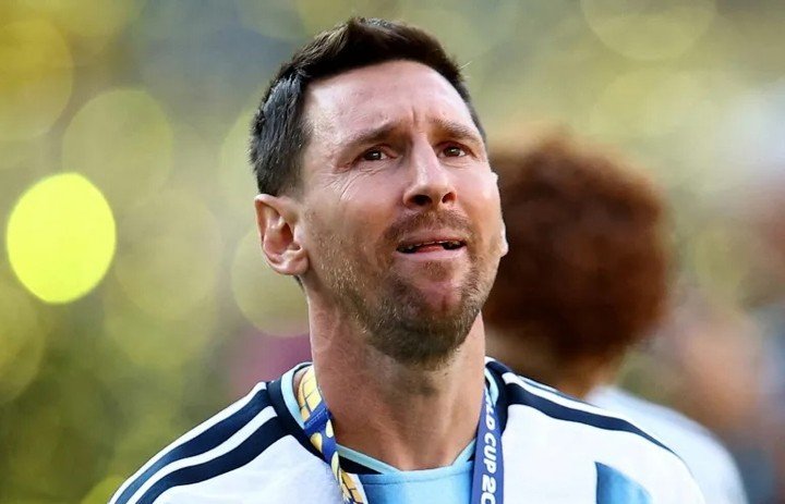 Liên đoàn Bóng đá Argentina (AFA) quyết định tri ân Messi bằng cách tạm dừng tất cả các trận đấu quốc nội ở phút thứ 10. (Ảnh: Reuters)