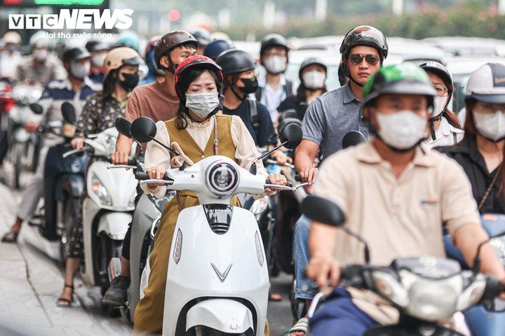 Hàng dài ô tô, xe máy di chuyển khó khăn qua nút giao La Thành - Nguyễn Chí Thanh.