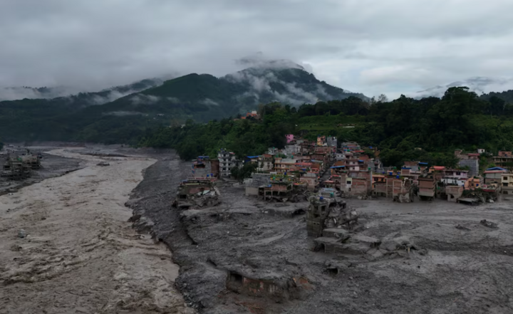 Bùn bao phủ các tài sản sau trận lũ quét ở Trishuli, huyện Nuwakot, Nepal, ngày 27/8 (Ảnh: Reuters)