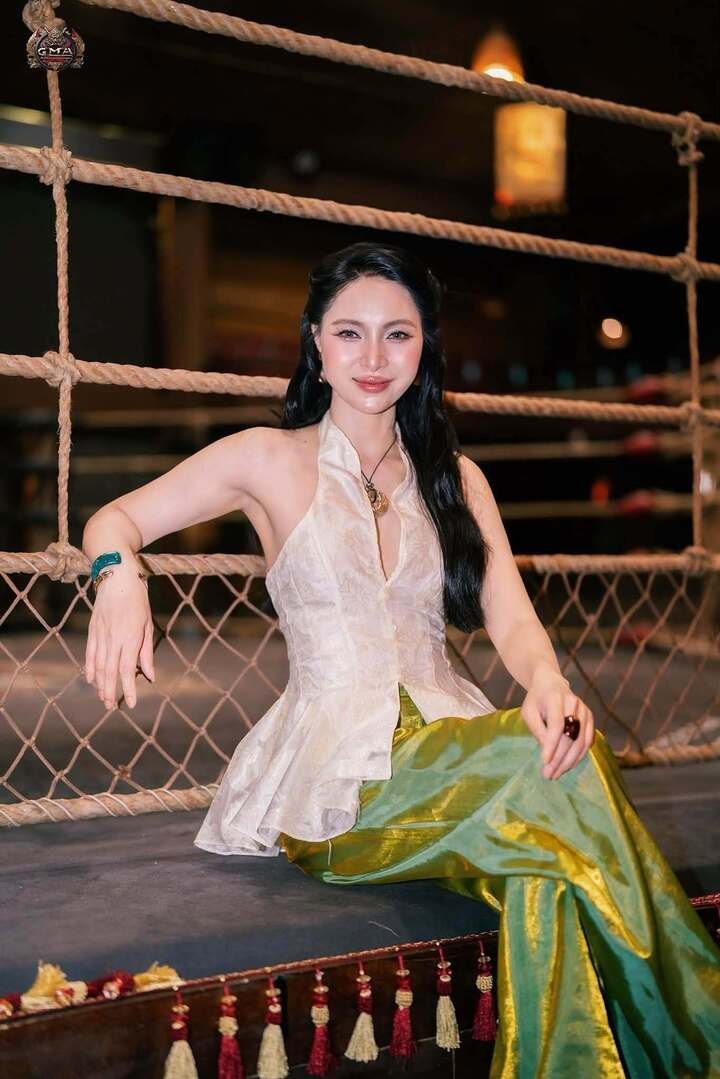 Ngoài đời, Hiền Ngô theo đuổi phong cách nữ tính, quyến rũ, khác với hình ảnh mạnh mẽ trên màn ảnh.